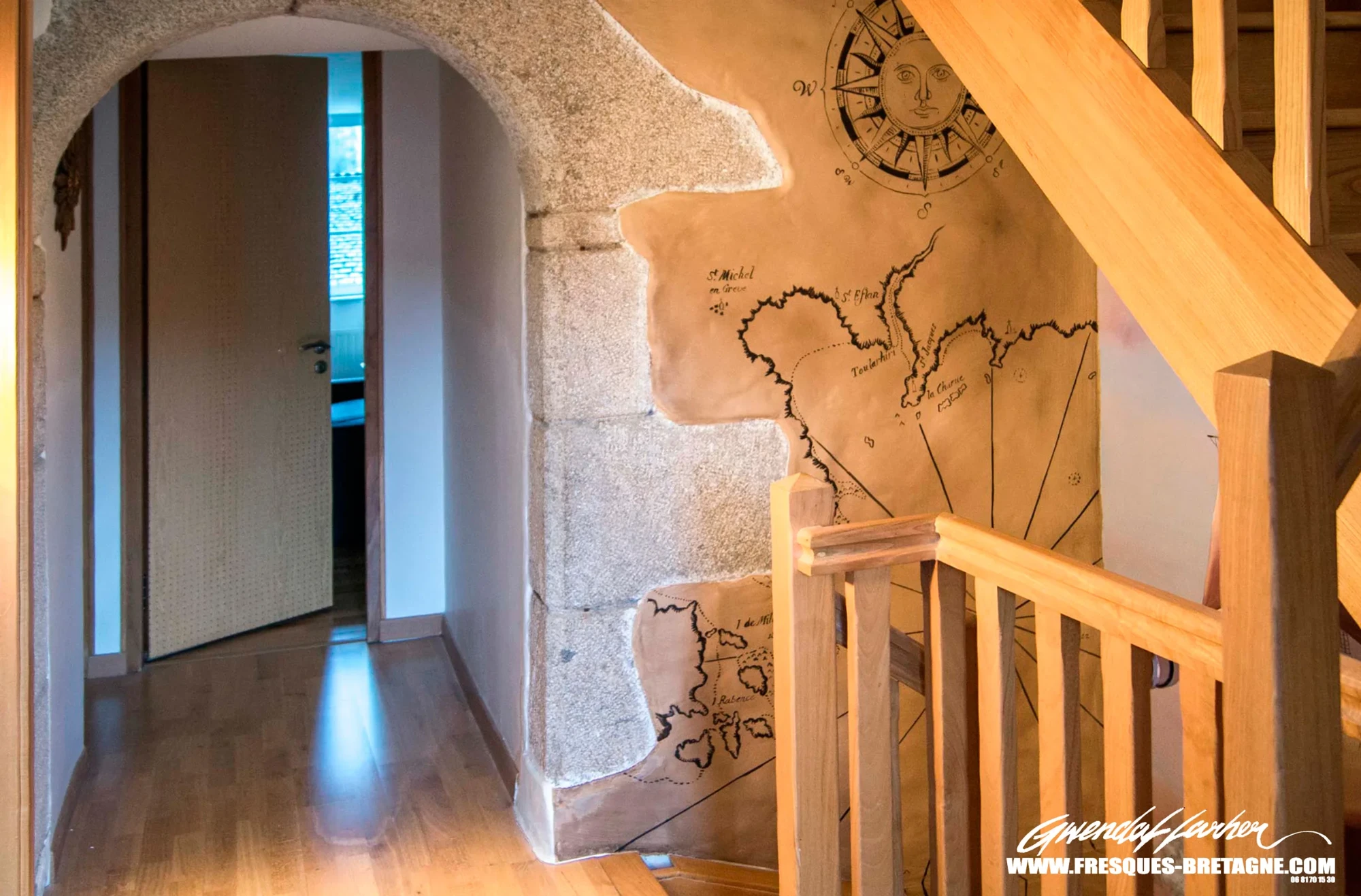 Détail d'une fresque en carte marine avec rose des vents et boussole peintes à la main, cage d'escalier à Morlaix